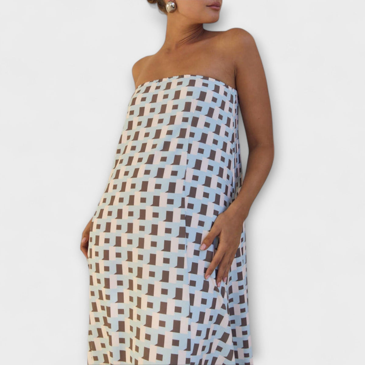 Hasel - Beig Off-Shoulder Maxikleed met Puntpatroon