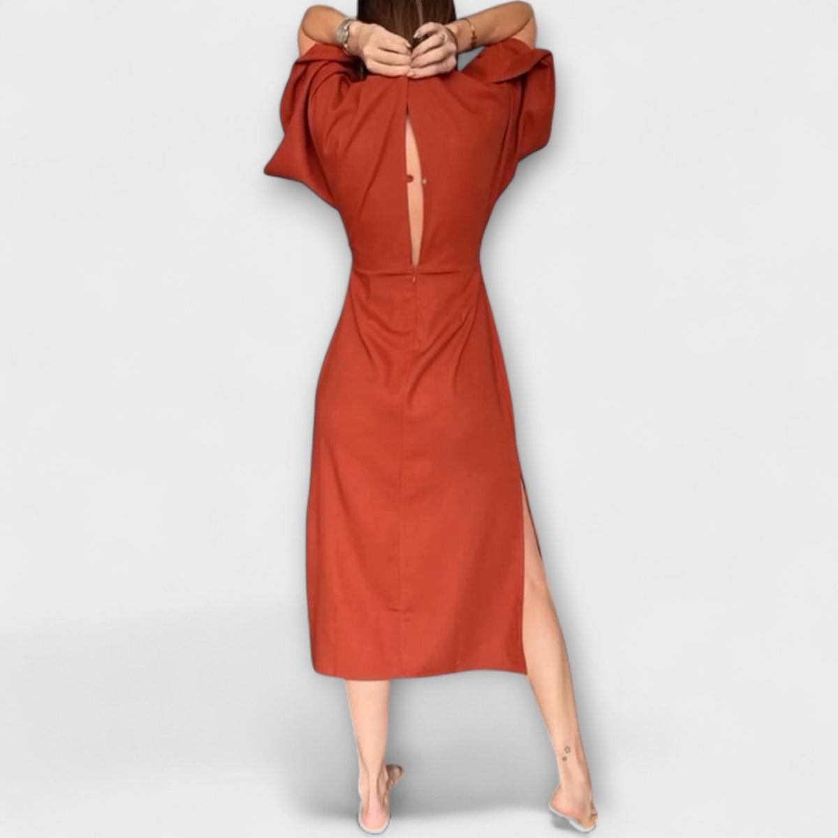 Holly - Rood Kleid met V-hals en Knoopdetail