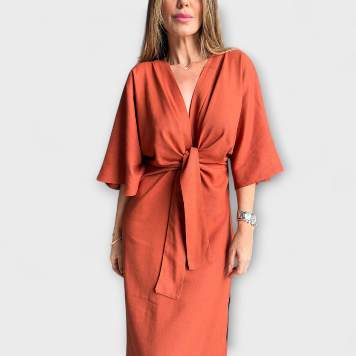 Holly - Rood Kleid met V-hals en Knoopdetail